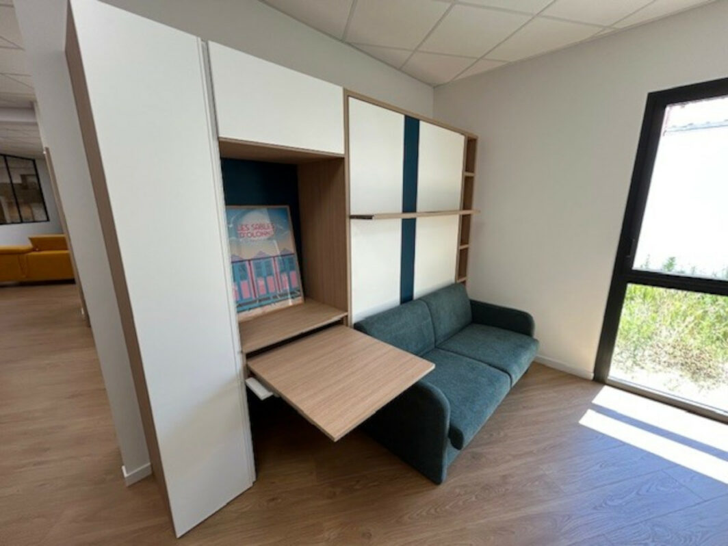 Lit escamotable avec canapé et bureau à -40%